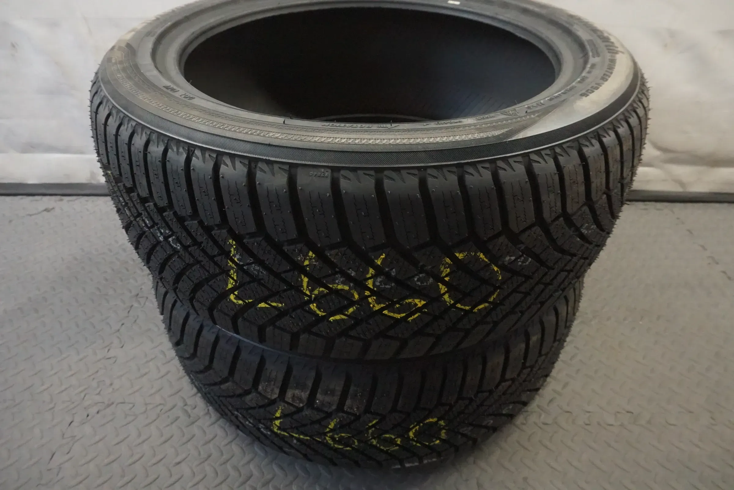 2x 235/45R18 98V Yokohama BlueEarth * Winter V906 Winterreifen 2023 Neu L660 - Bild 1